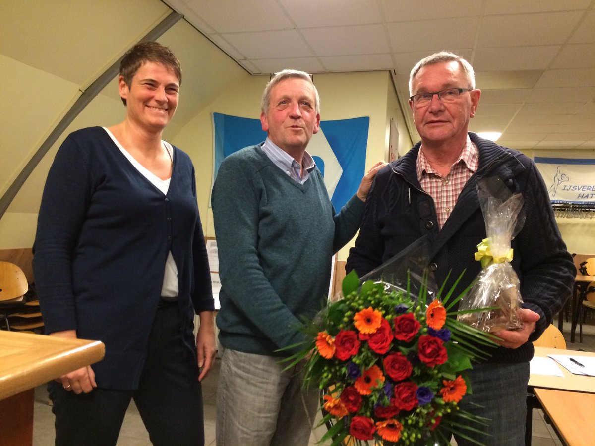 HattemIJs's tweet photo. Vanavond is tijdens de jaarlijkse jaarvergadering Jan Homan benoemd als erelid van de ijsvereniging https://t.co/GJ3aNqzXsd