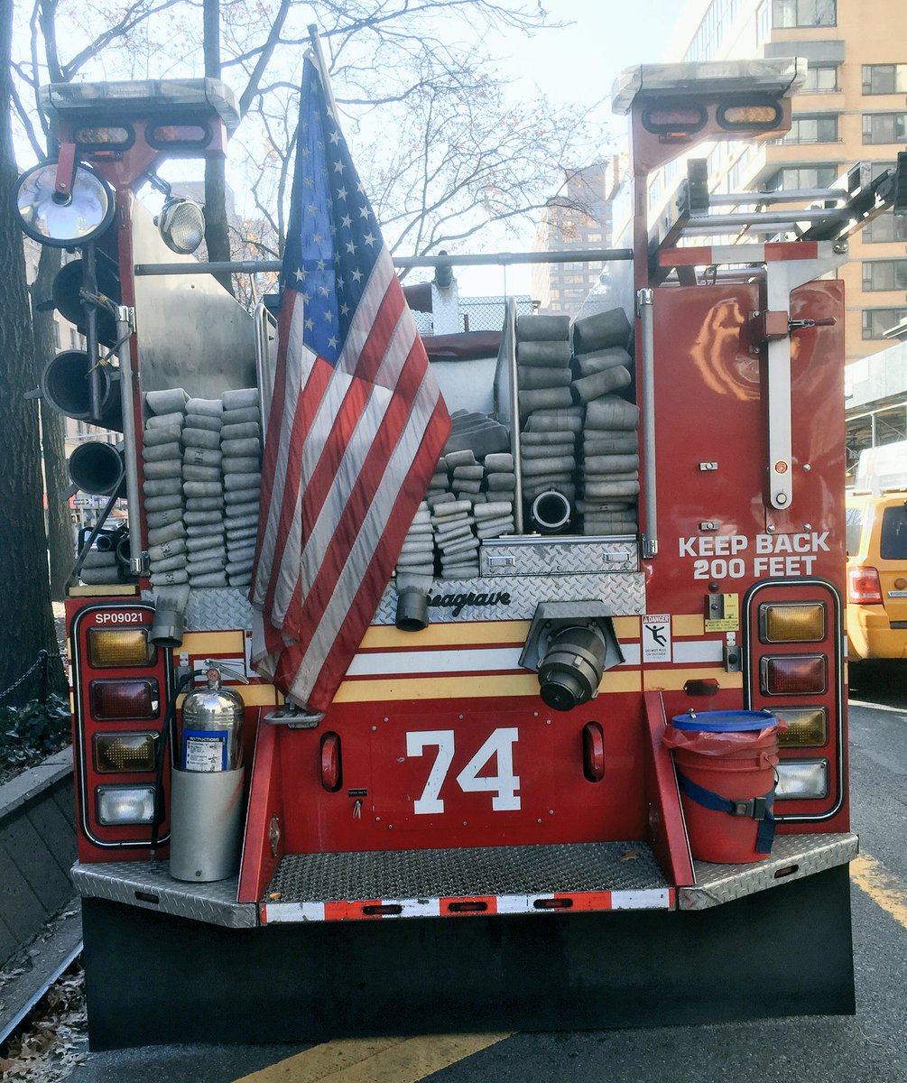 firetrucktours's tweet photo. Broadway & 98th #UpperWestSide #Engine74 #FDNY #firefighters #Seagrave #flag #TBT https://t.co/XVPJyYIh0M