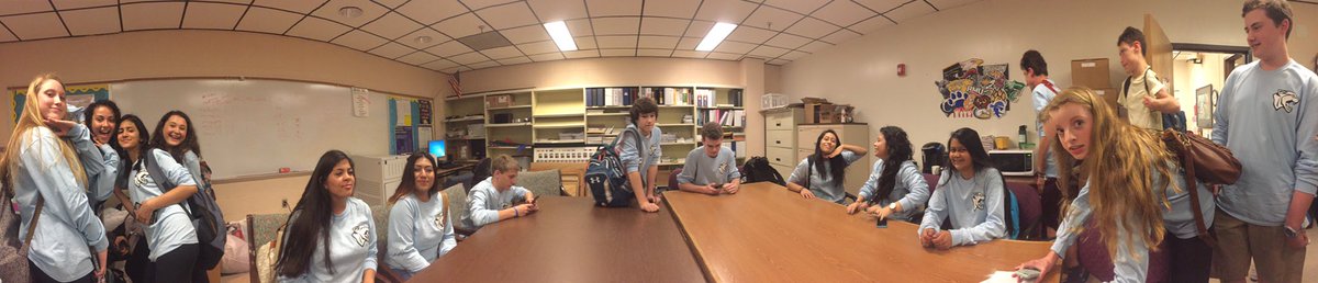 Annapolis2017's tweet photo. check out our awesome @NAPKeyClub clubbers! all matching today #style #keyclubiskey https://t.co/ZtEBt2tnZl
