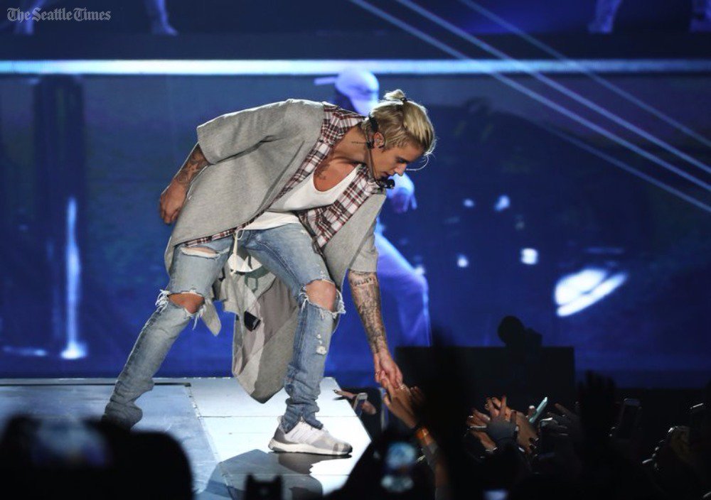 seattletimes's tweet photo. .@JustinBieber seemed pretty happy to be back on stage Wednesday night at @KeyArenaSeattle: https://t.co/wtnC1V4mZd https://t.co/85VDSf2R19