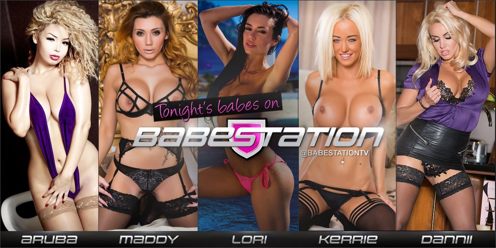 Start your weekend early with @danniiharwood @ArubaJasmine @madisonrose_xo @OnlyLittleLori @KerrieCowan #BOOBS https://t.co/1bf51neG9t