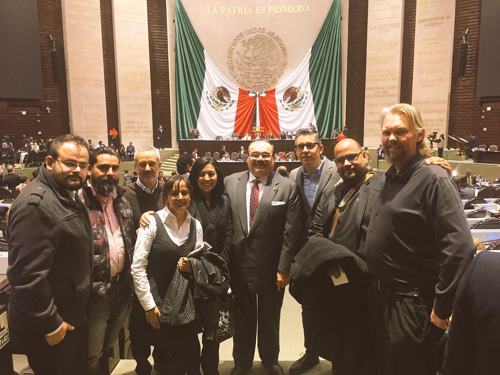 Toc, toc. Abrimos puertas en la Cámara de <a href="/Mx_Diputados/">H. Cámara de Diputados</a>. Las artesanales merecen una #CuotaFijaALaCerveza.