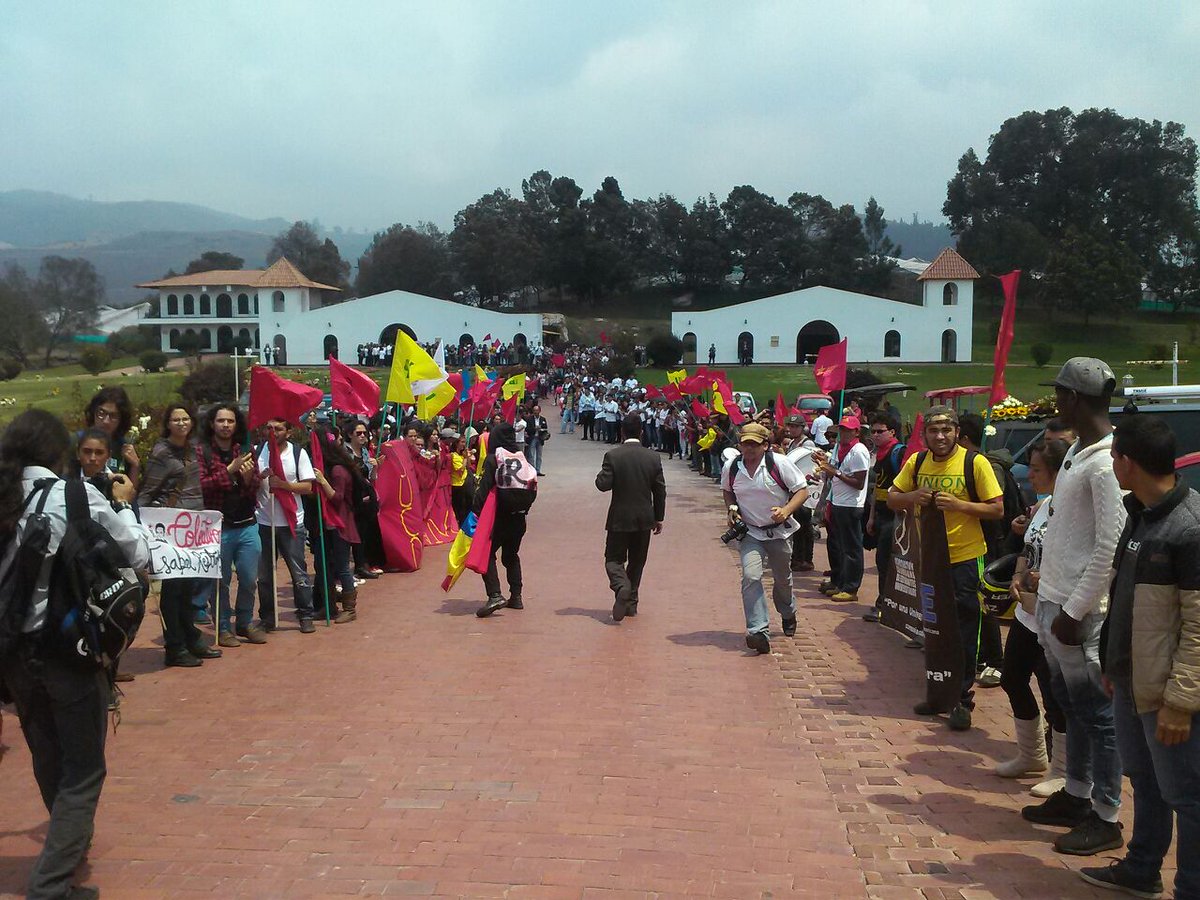 SabiduriaPplr's tweet photo. Así fue la despedida de Klaus, hasta en su último momento, siempre acompañado de sus compañeros y la roja bandera https://t.co/SyorIBESA2