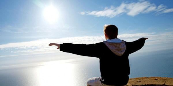 Спокойствие и умиротворение. Пребываю жизнь. Мотивация на успех. Осознанность здесь и сейчас. Человек на дороге.