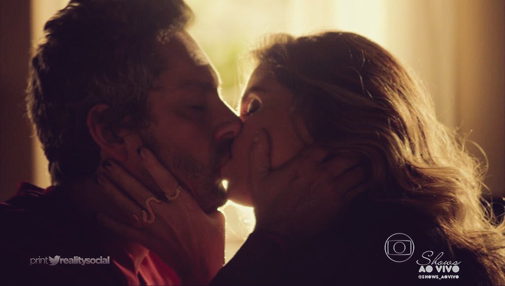 mermaidevee's tweet image. "We keep this love in a PHOTOGRAPH, we made these memories for ourselves"🎶❤️