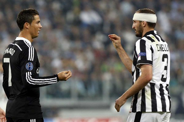 SportYou's tweet photo. “A Cristiano le puedes defender, con Messi solo puedes santiguarte” https://t.co/cpRZl4e5Ki https://t.co/tJz5FKgbcC