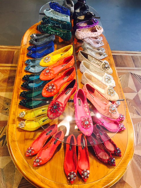 KENArevista's tweet image. ¿Colores del arco iris en tus pies ? @dolcegabbana nos deslumbra Mira más goo.gl/mQtErG #KenaModa