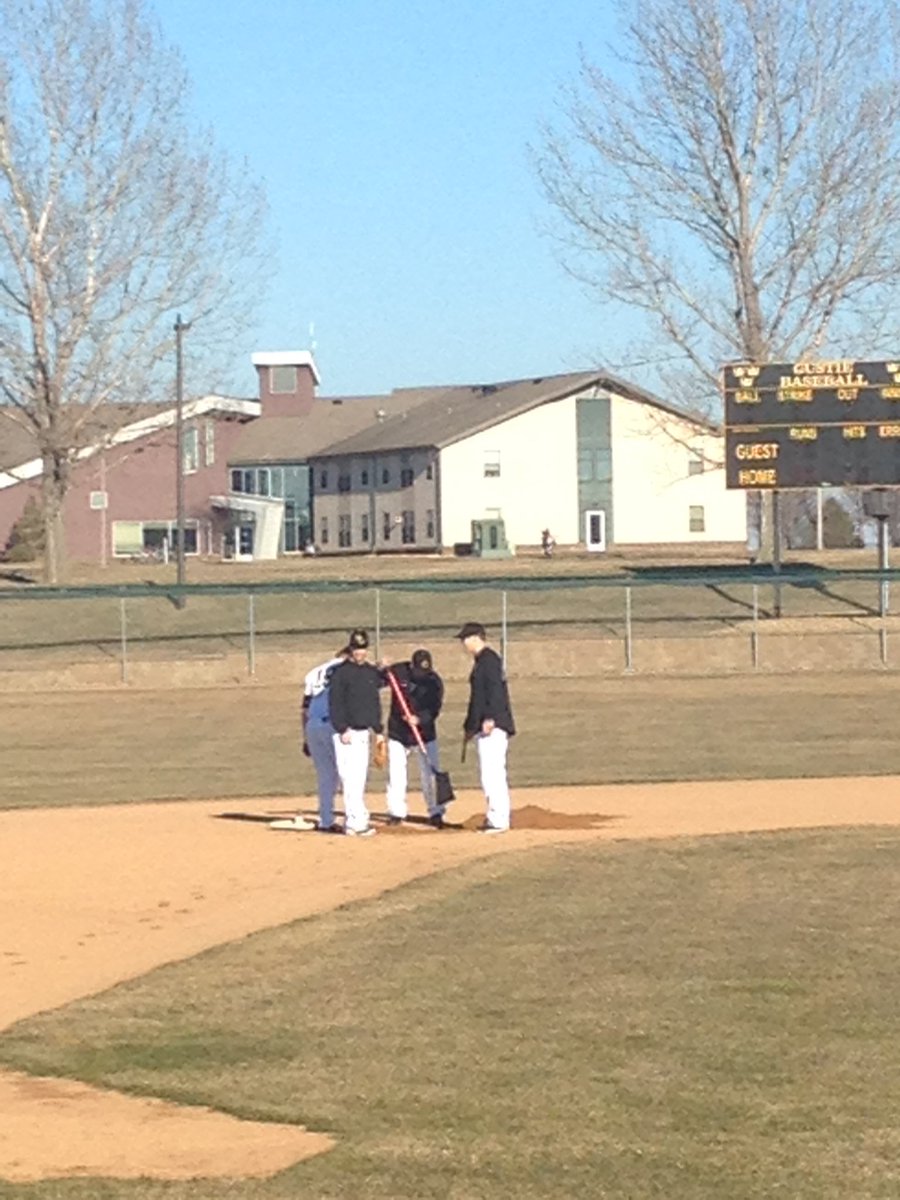 Gustiehurlers's tweet photo. When the position players have one job and can't even get that done.. #NonAthletes #LetsGoBackInside https://t.co/TBO8S2yo9k