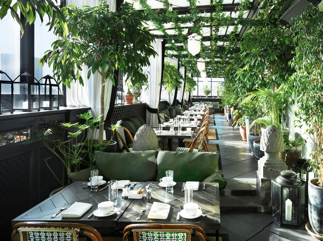 Happy first day of spring! What's better than a warm spring day in New York City? (snap: <a href="/GPHhotel/">Gramercy Park Hotel</a>)