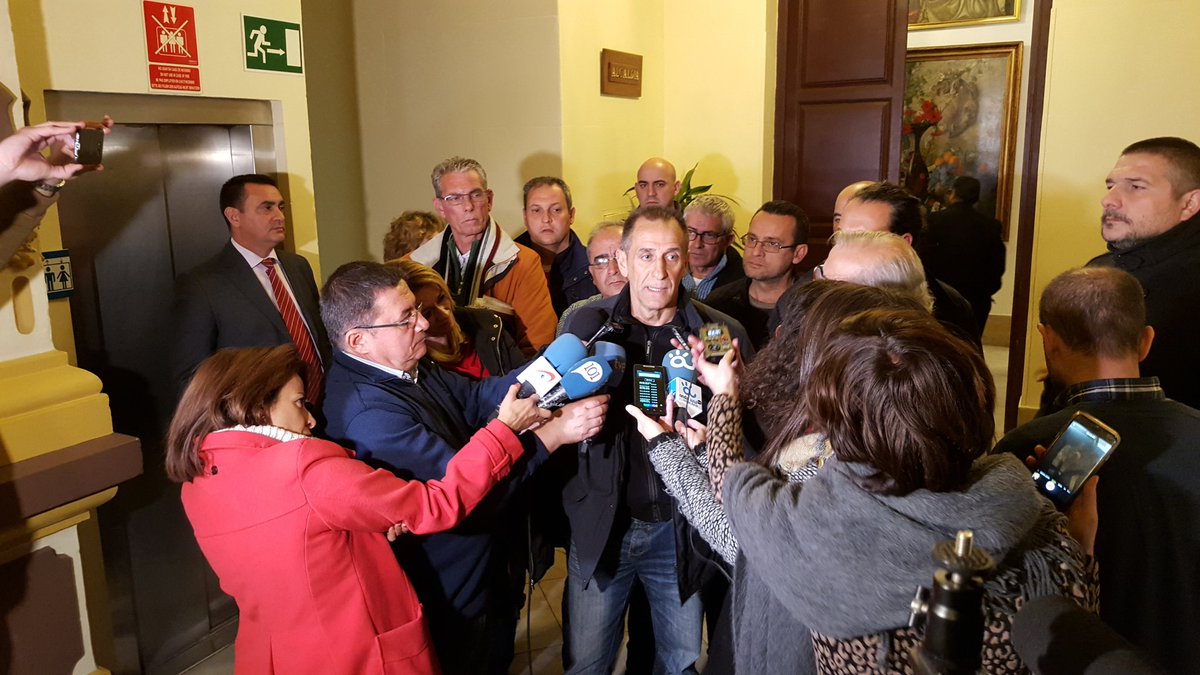 PedroJ2001's tweet photo. Termina la reunión entre Ayuntamiento y comité de empresa de Limasa son las 03:20 #huelgabasura https://t.co/e2CmM78wAC
