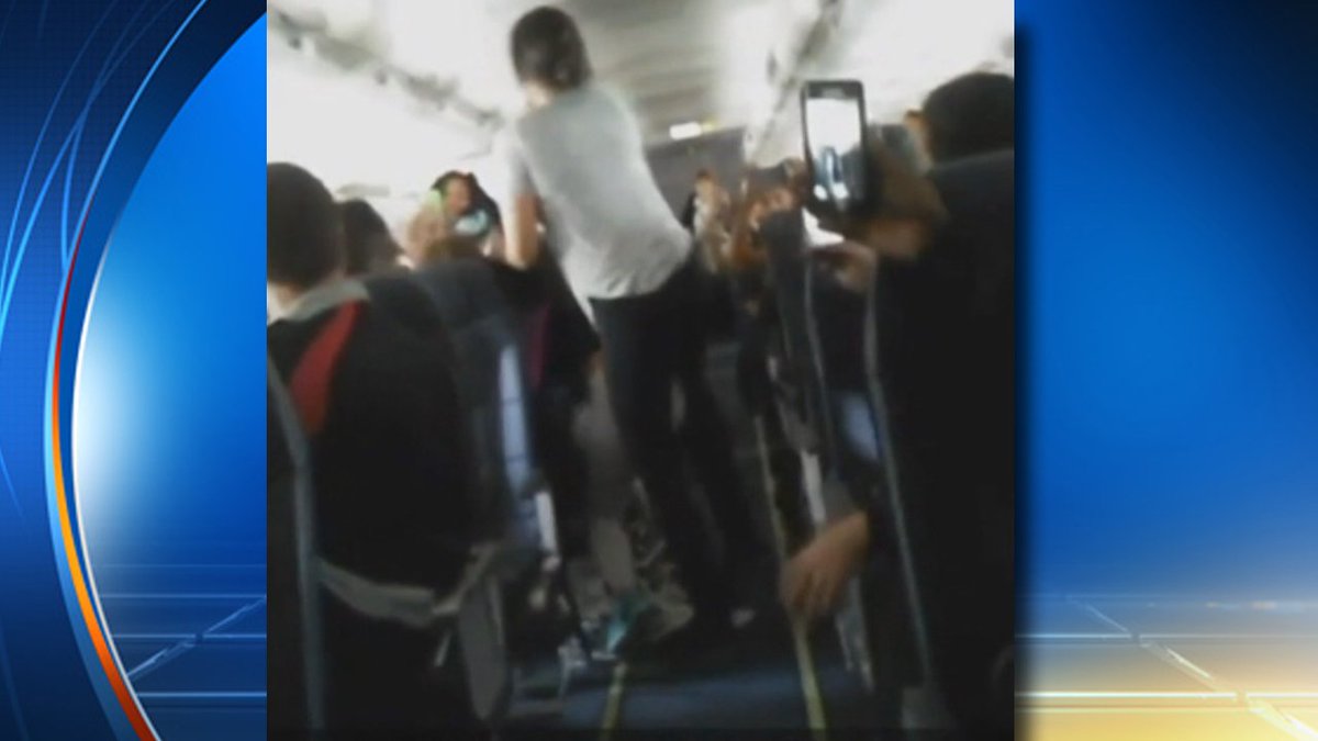 Check out the video as a fight breaks out between passengers on a LA-bound flight bit.ly/1P2uzL9?utm_me… https://t.co/fO9RUICAON