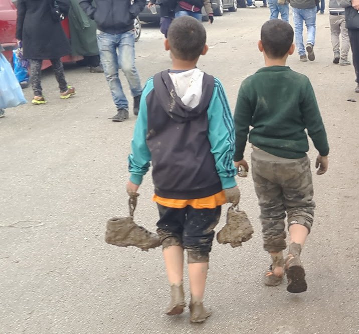 Ahora mismo más de 4.000 niños duermen sobre el barro en los campos al norte de Grecia. Unión Europea, año 2016.