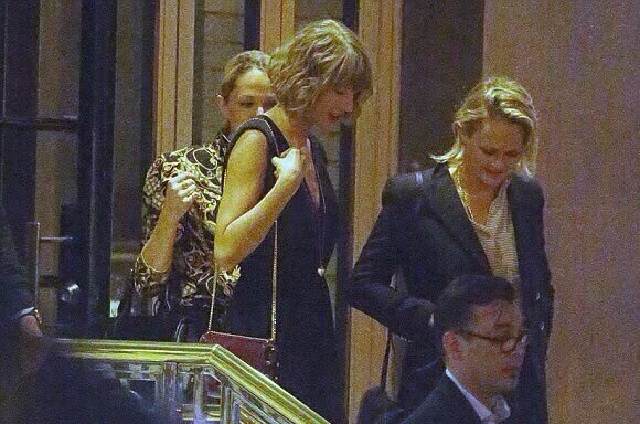 SwiftInstinct's tweet photo. The heart necklace omg ❤💘 https://t.co/NnvEicUj46