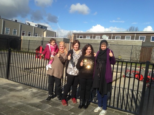 TopTaal's tweet photo. Samen spelend de taal leren, hoe leuk en leerzaam is dat! #Pilot #Moeders #Kinderen #taalleren #TopTaal #Swazoom https://t.co/6U5LuvgGkd