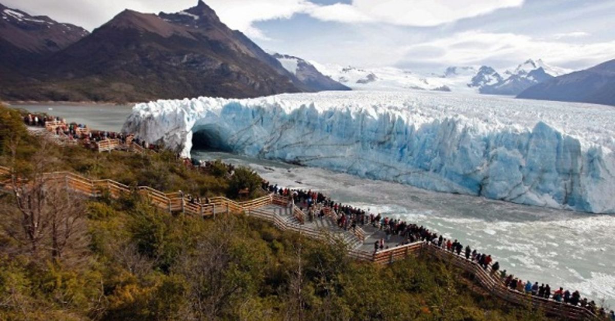 TelediarioEC's tweet photo. Espectacular ruptura de un arco de hielo en glaciar de Argentina ► https://t.co/cGTBcyihc2 https://t.co/HEevREdikB