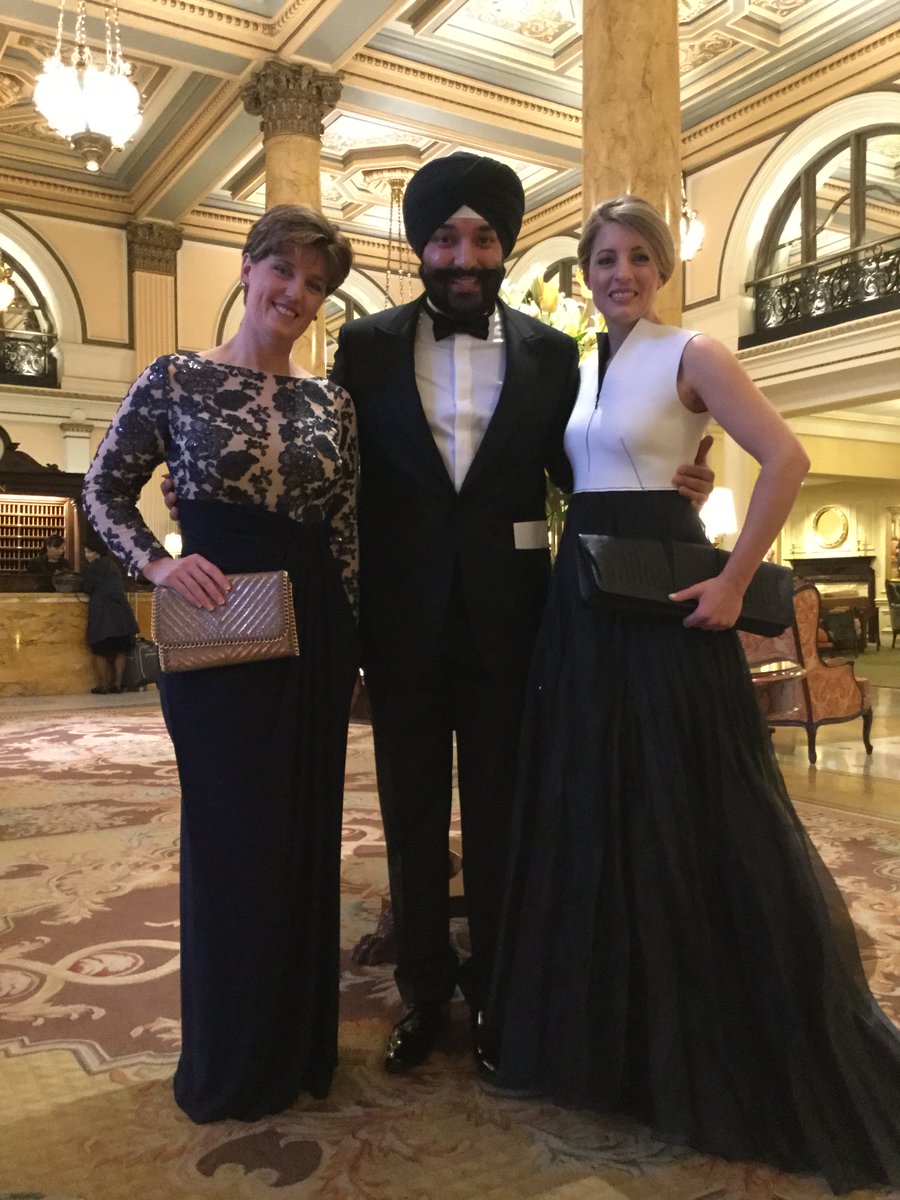 mclaudebibeau's tweet photo. En route vers @WhiteHouse pour le #statedinner avec @NavdeepSBains et @melaniejoly https://t.co/l6NdkumqFJ