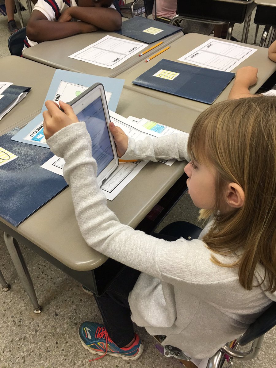 MsRichburgClass's tweet photo. We love researching with our new iPad! 😍🔎📱 #BestSchoolDay https://t.co/RuMwXBXt8I