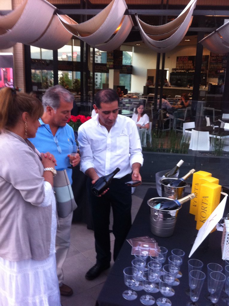 kortawines's tweet photo. Éxito total en Sparkling Nights del @AltoLasCondes. @AndesPlateau @platosycopas @LA_CAV @marichelo1967 https://t.co/At4A9cx6bJ