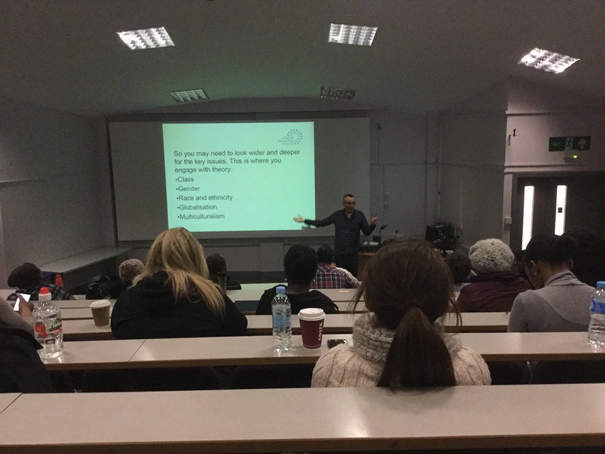 GeorgiaPGraham4's tweet photo. Tutorial class @StudyingLondon #wk3 #S4d https://t.co/7M7YuRQVyl