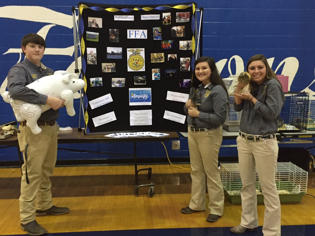 Brad_Parton's tweet photo. Be sure to visit the FFA booth tonight at sophomore orientation! We have animals! https://t.co/DD6H7lNor4