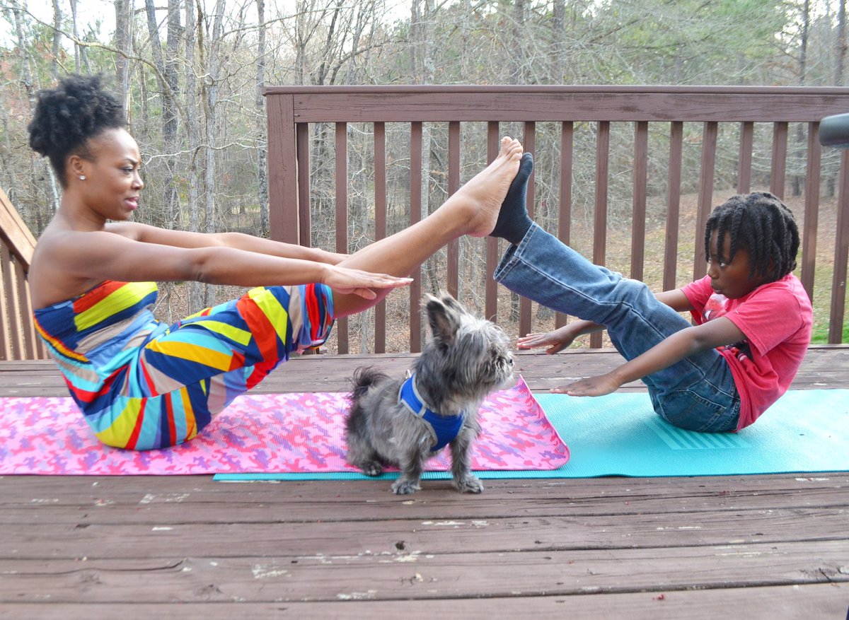 Naturalbabydol's tweet photo. #boatpose for day 10 of #minimarchmadness
#yogakids #yogamom #yogaeverydamday https://t.co/X1TMwmVtFJ