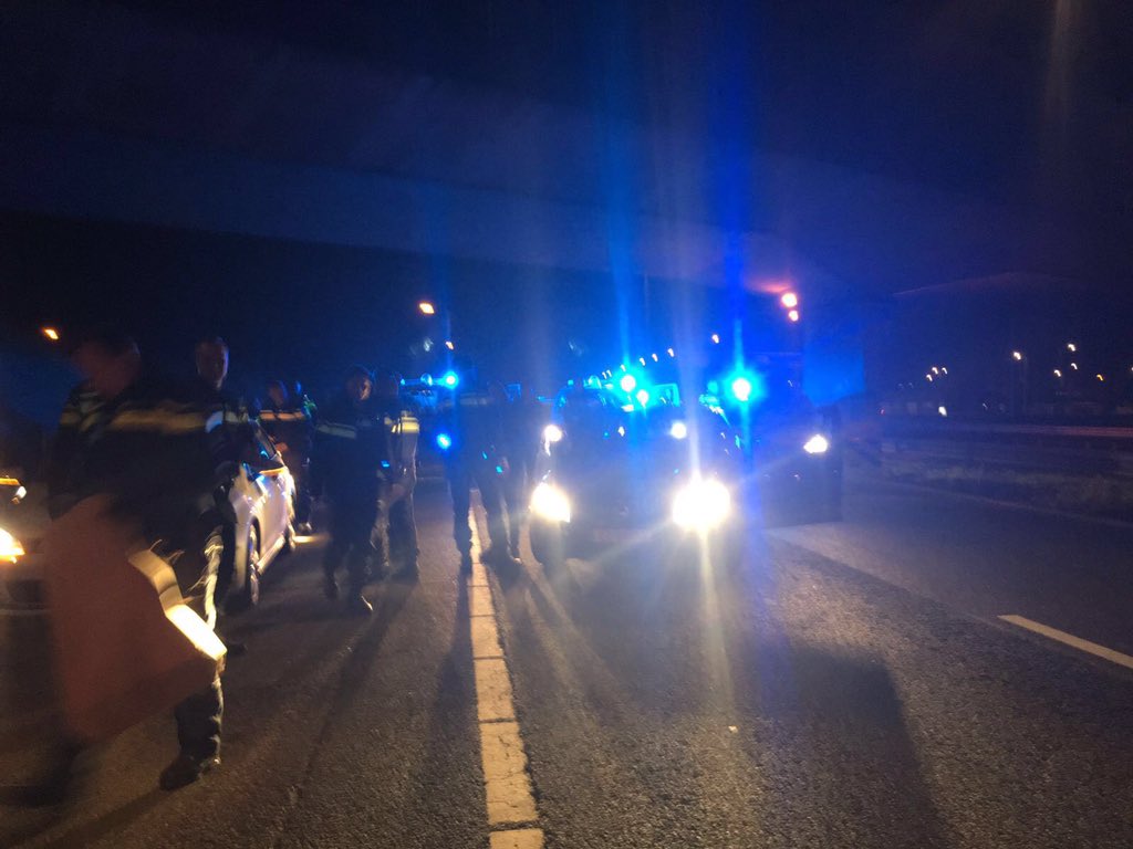 Na achtervolging vanuit centrum R'dam, A16, Zwijndrecht en H.I.A. Voertuig klemgereden. Vuurwapen aangetroffen. ^MT