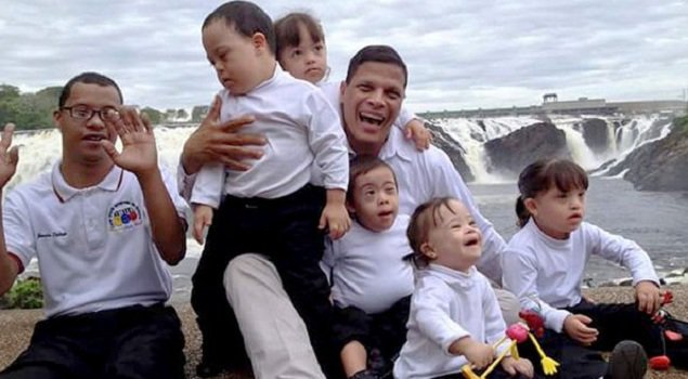 DiarioTalCual's tweet image. TRISTE NOTICIA. Falleció Larry Salinas, director de coral de niños especiales ow.ly/Zk3ZE