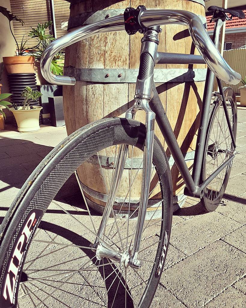 BikesbridgeBeer's tweet photo. Fix life ....carbon dated 1993 never looked so good #fixie #ibuildbikes by flyforatyty https://t.co/9Tb90LIr8x