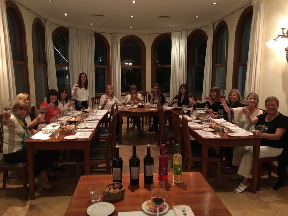 El mejor vino, una rica picada, y mujeres que saben apreciar un momento como este <a href="/Yachtptomadero/">YACHT Club Puerto Madero</a> #celebrando