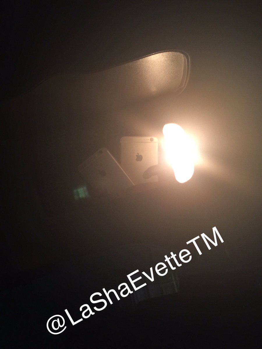 LaShaEvette_'s tweet image. I got 2 Phones.... One for my mom and one for my hoes 😂😂 #TwoPhones