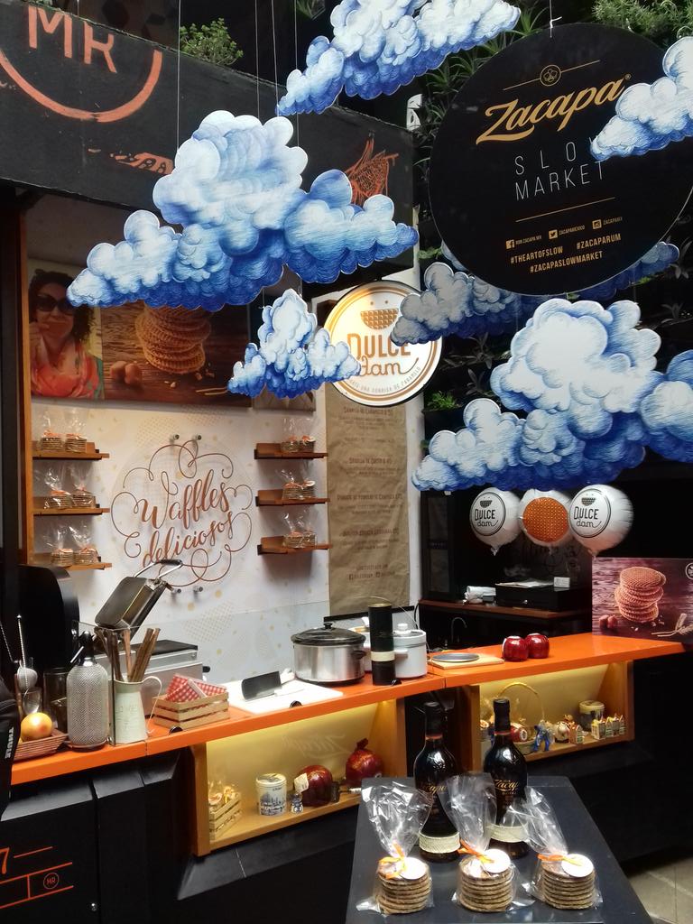 Dulcendam's tweet photo. @ZacapaMexico organiza #ZacapaSlowMarket en @mercadoromaMX. Deliciosas sonrisas de caramelo con ron #zacapa 23 años https://t.co/yrlAp8MWry