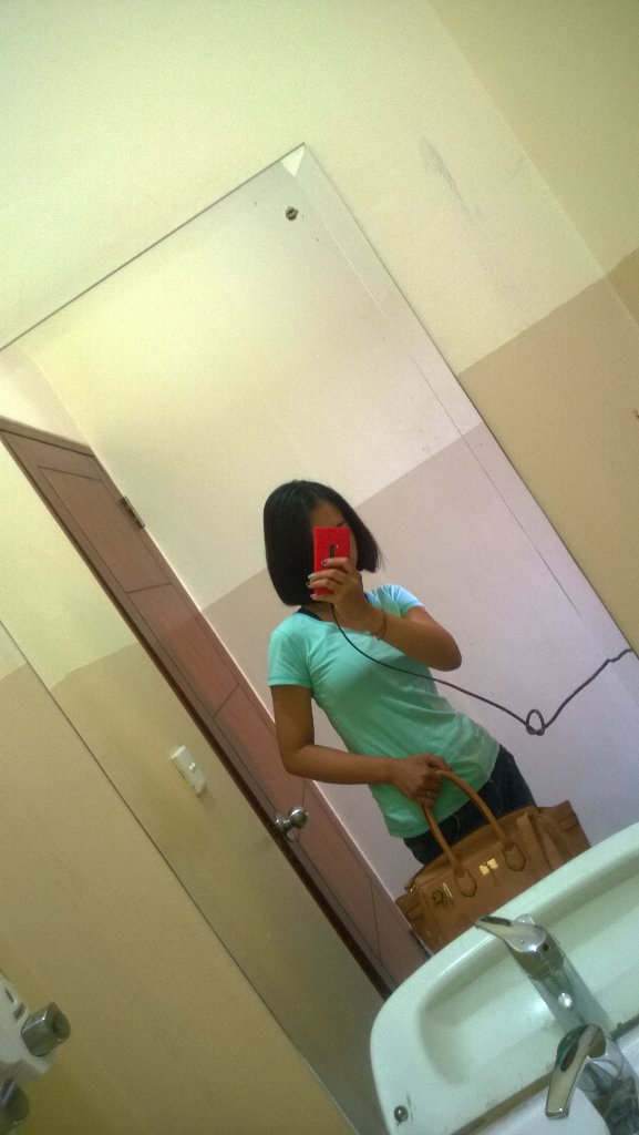 is_cox's tweet image. Karena selfi di kaca lebih menarik 😁