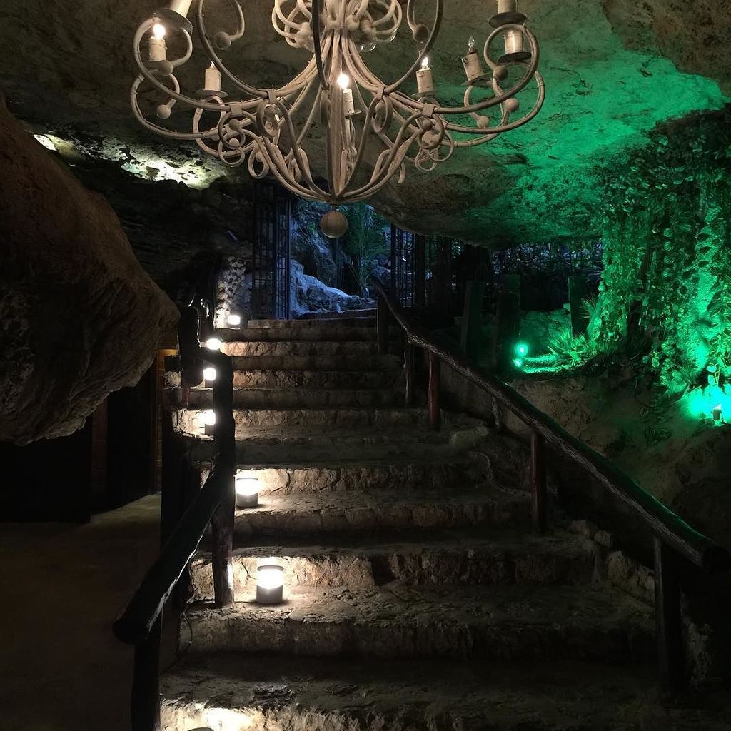 MientrasPlaya's tweet photo. Dinner tonight is fine dining in a cave #cavedining #cave #dinner #finedining by @mitchell⦠https://t.co/JxlLlfvsgg https://t.co/7HkNgGs74v