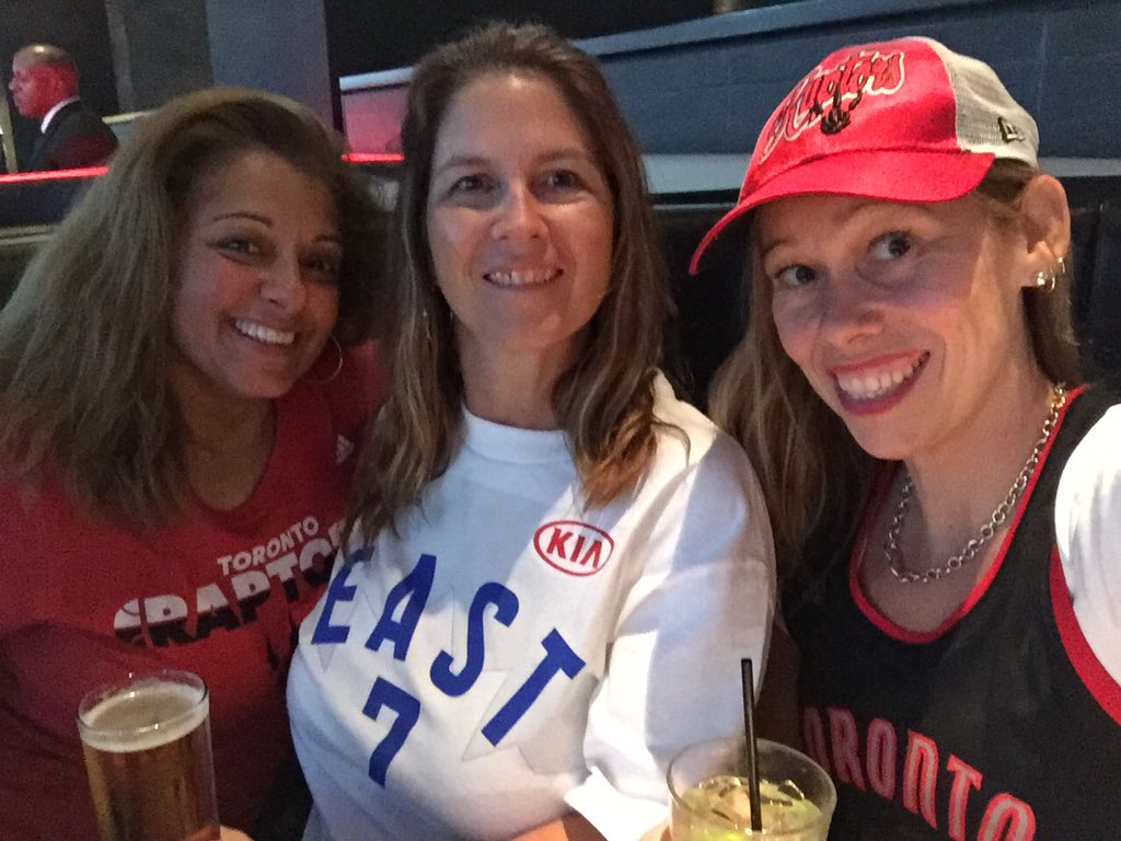 sarah_bagin's tweet photo. Ladies night #raptorsfans #realsports #rsbgvip #lovethisplace #drinksarecold @realsports https://t.co/A1Mdn6e5FW
