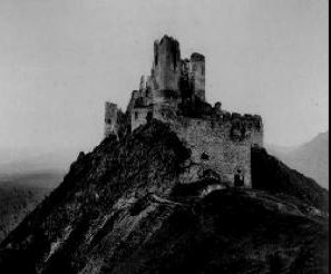 Una foto del castillo de #Csejthe tomada en el siglo XIX: así lo habrían visto los personajes de #Vampyr.