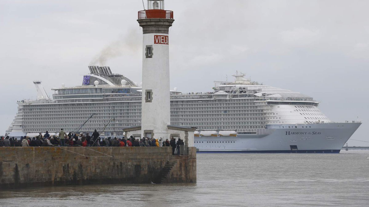 The world's biggest cruise liner has set sail for the first time trib.al/7vG2Y1I