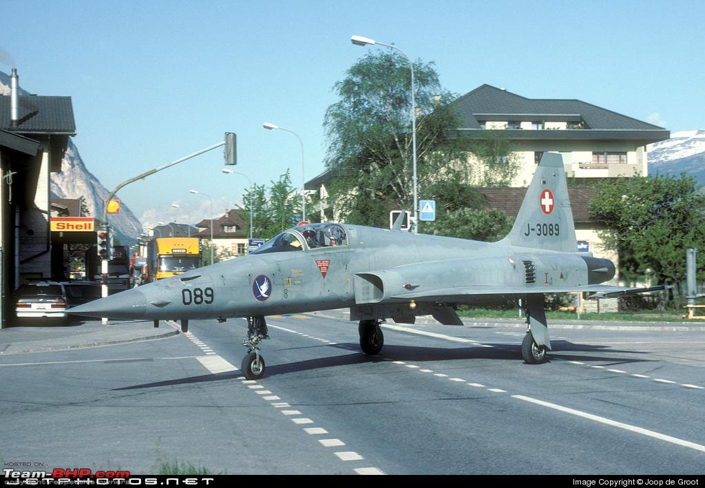 macchiMC72 ちなみにスイス軍が高速道路を滑走路に使用しているのは