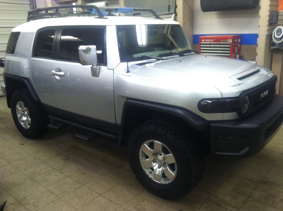 CCSDayton's tweet photo. #TBT to 2013, #Toyota #FJCruiser with @LesNoyse #dynamat & #LinearPower #Blues component set and subs! https://t.co/LMN1D5sZXl