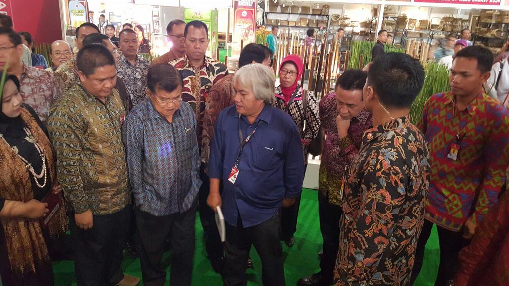 LeSaragih's tweet photo. Vice President J.Kalla is visiting PROSPECT booth @IFEX_NI 2016 @SNVIndonesia @PUPUKNGO https://t.co/M2w1TSBIml