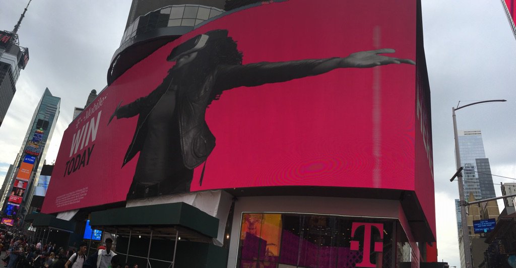 Sashas_w0rld's tweet photo. RT @TMobile: Times Square is painted magenta! Follow us on Snapchat for a #RealityC.... https://t.co/REyUG1FiEd https://t.co/7Va6iGgq4L