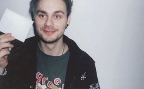 hey I'm caleb and i'm obsessed with avril lavigne, retweet for me?