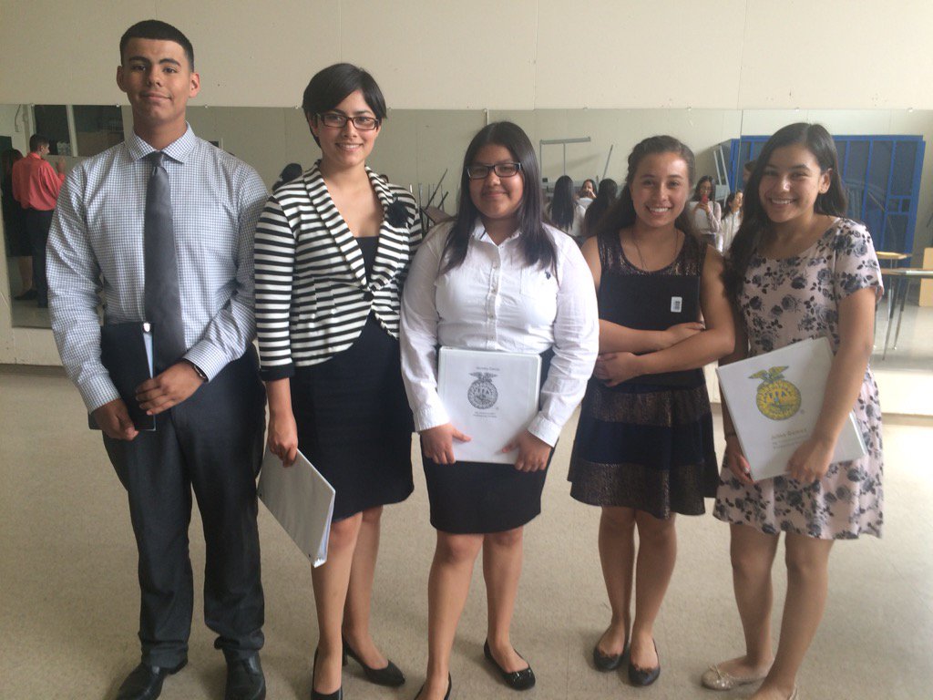 _msgalan's tweet photo. ROP Portfolio Day at LGHS! Here are a few of our @LGHSFFA Ag. Leadership students dressed to impress! https://t.co/1Z2iKbnwHN