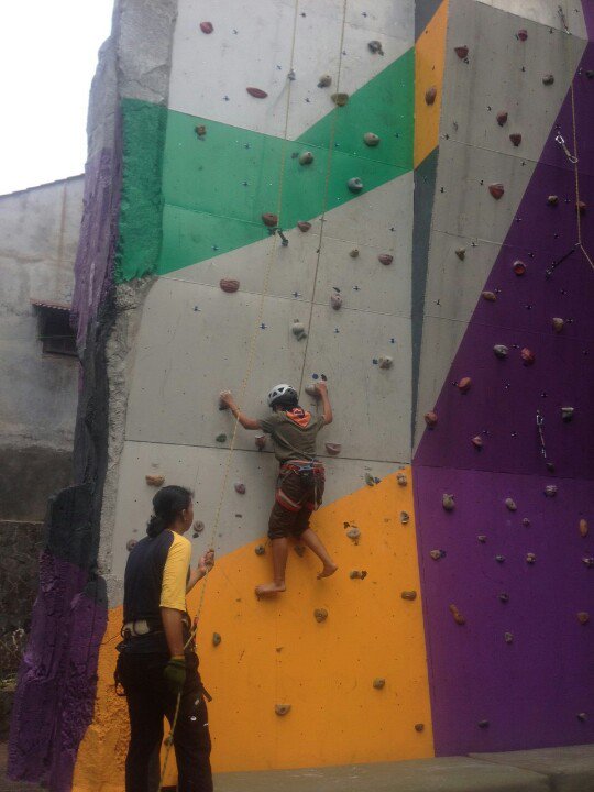sispalacamp57's tweet photo. Partisipasi sispala camp 57 meramaikan fun climbing @mapa_gunadarma :) https://t.co/wxcsPeSYhl