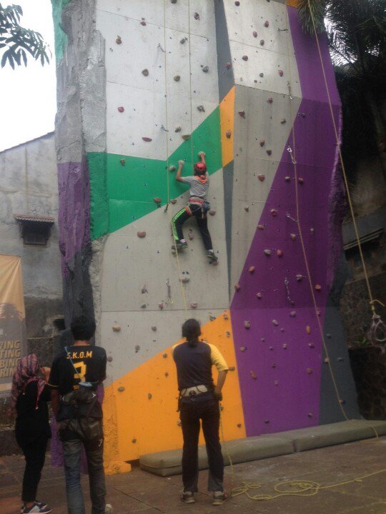 sispalacamp57's tweet photo. Partisipasi sispala camp 57 meramaikan fun climbing @mapa_gunadarma :) https://t.co/wxcsPeSYhl