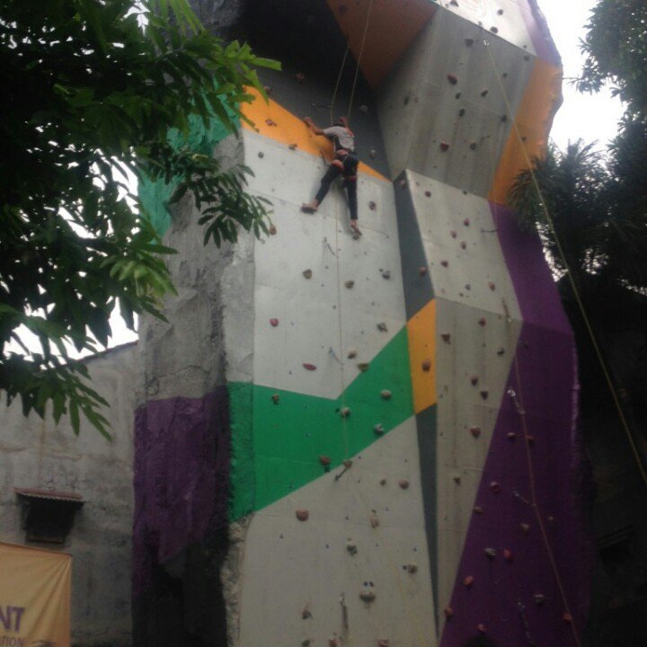 sispalacamp57's tweet photo. Partisipasi sispala camp 57 meramaikan fun climbing @mapa_gunadarma :) https://t.co/wxcsPeSYhl