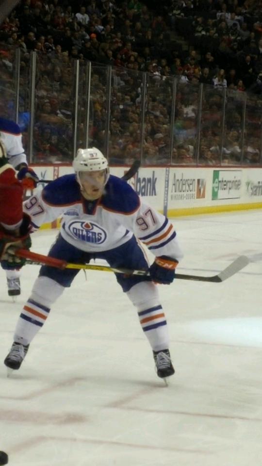 charlie_monn14's tweet image. My dad was feet away from McDavid tonight #OnTheGlass