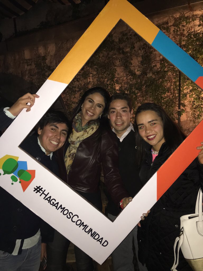 PaolaRojas's tweet photo. Ellos promueven el calzado artesanal hecho en Michoacán. @aupasi https://t.co/WkLXT0gFnB