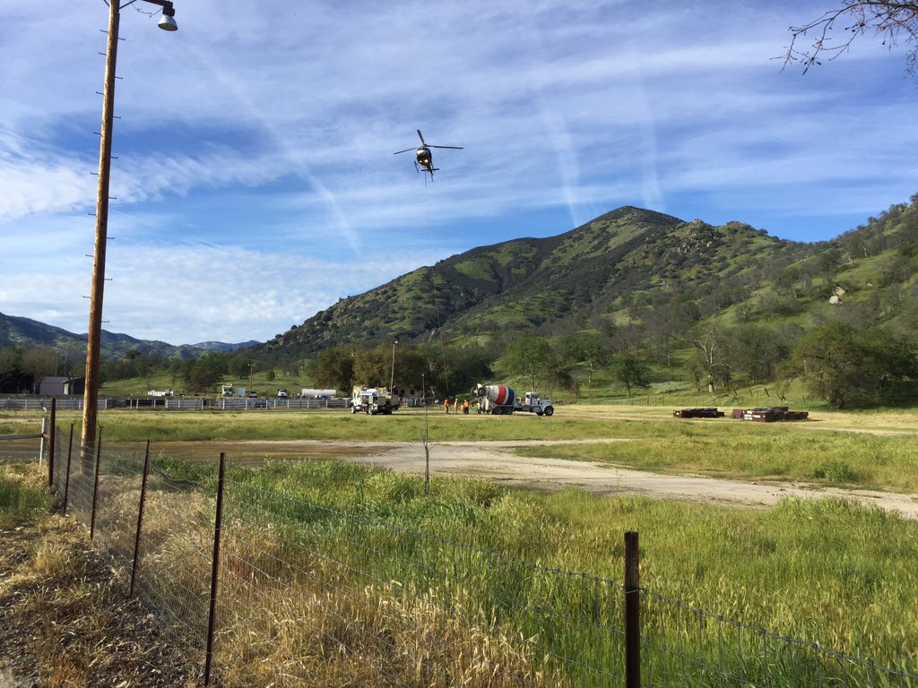 WarrenMartin17's tweet photo. Helicopter pour Three Rivers CA #Cemex #Zero4Life #CentralValley https://t.co/2pcO4Yihya