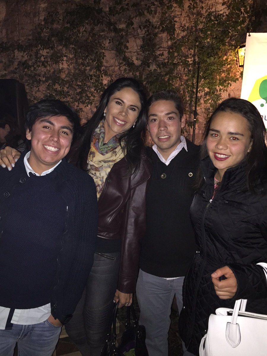 Uapasi's tweet photo. Con @paolarojascommx promoviendo la cultura Mexicana. #Uapasï #NoDesPasoSinUapasï https://t.co/IYYQAwX68E