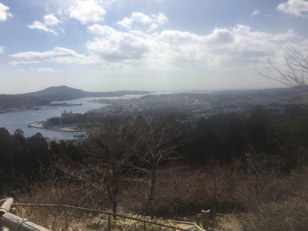 311hikari's tweet photo. 柏崎・神明崎・蜂ヶ崎の３ヶ所で囲まれた気仙沼湾を、「鼎が浦」と呼んできました。鼎（カナエ）とは、古代中国の三足の器。『海と山と人』『過去、現在、未来』を３本の光の柱によって表します。 #気仙沼　#311hikari https://t.co/0DjvLZz8PK